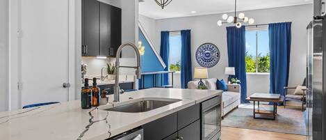 Refrigerador, microondas, horno, placa de cocina