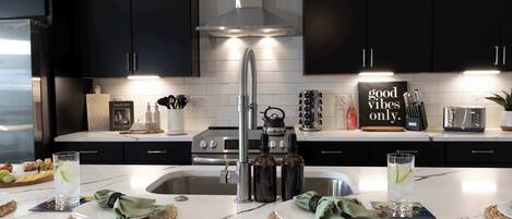 Réfrigérateur, micro-ondes, four, plaque de cuisson