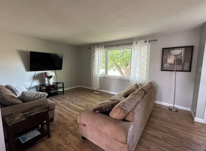 Cozy 3-bedroom house in amazing The Pas with WiFi, great for working crews 