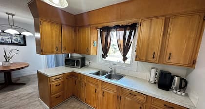 Cozy 3-bedroom house in amazing The Pas with WiFi, great for working crews