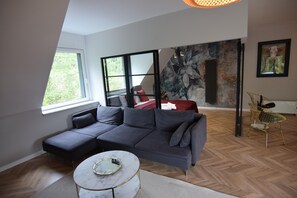 Comfort Apartment, 2 Bedrooms | Living room