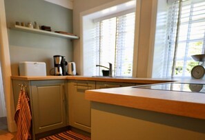 Comfort Apartment, 3 Bedrooms | Private kitchen | Fridge, microwave, oven, dishwasher