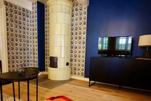 Departamento Confort, 3 habitaciones | Sala de estar | Chimenea