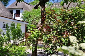 Comfort Apartment, 3 Bedrooms | Exterior - Tolle Ferienwohnung in Einem Reetgedeckten Haus (Nieblum)