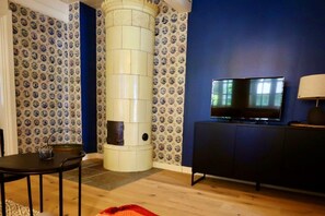 Apartamento conforto, 3 quartos | Sala de estar | Lareira