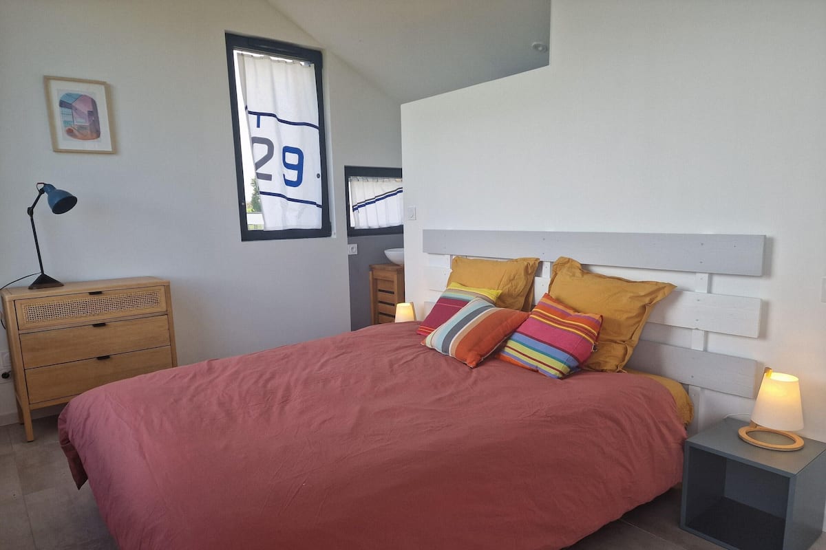 5 bedrooms, individually furnished, bed sheets