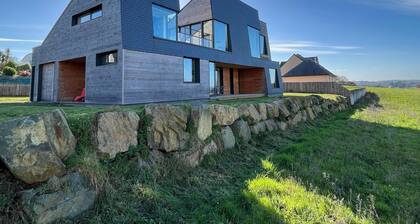 Villa With Superb sea View, Beach Access 400 m