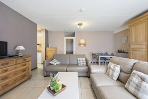 Classic Apartment, 2 Bedrooms | Living room - Pleasant Apartment Near the Beach (Blankenberge)
