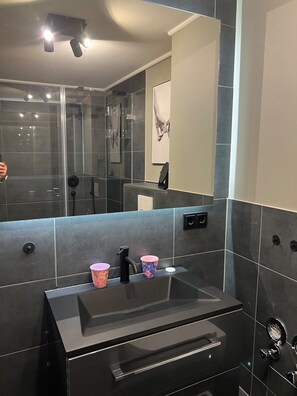 Comfort-Apartment, 2 Schlafzimmer | Badezimmer | Dusche, Haartrockner