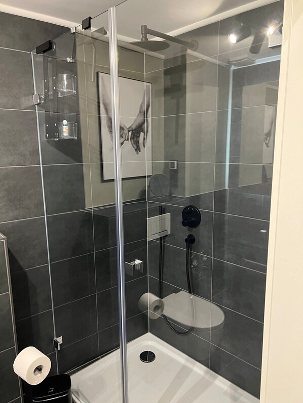 Badezimmer | Dusche, Haartrockner