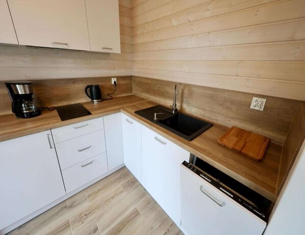 Fridge, dishwasher, coffee/tea maker, electric kettle