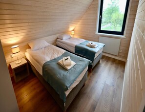 3 habitaciones, muebles diferentes y ropa de cama