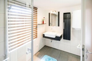 Classic House, 3 Bedrooms | Bathroom | Shower - Ferienhaus Eldeblick Direkt am Eldeufer in Parchim (Parchim)