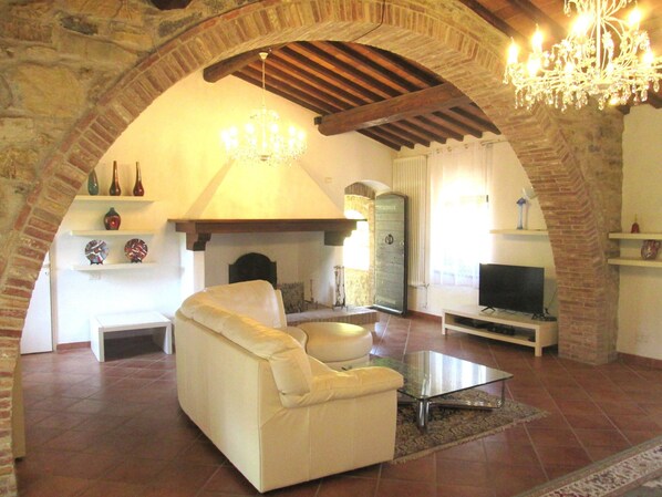 Classic Villa, 2 Bedrooms | Living room