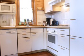 Classic House, 2 Bedrooms | Dapur peribadi | Peti sejuk, ketuhar gelombang mikro, ketuhar