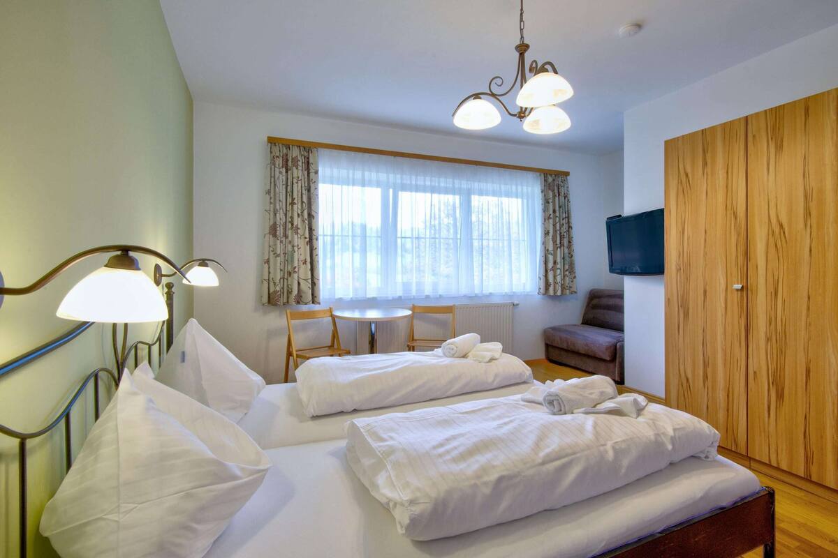 5 bedrooms, individually furnished, bed sheets