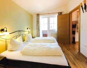 5 quartos, individualmente mobiliados, roupa de cama