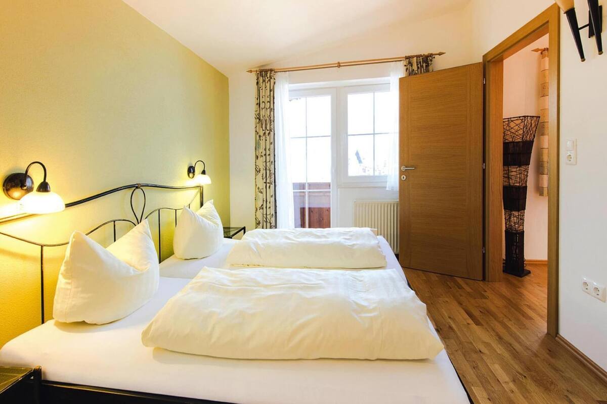 5 bedrooms, individually furnished, bed sheets