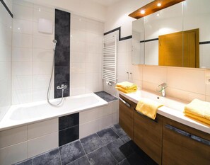 Combined shower/bathtub