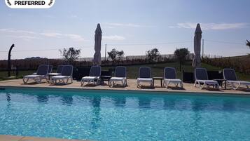 Deluxe appartement, 2 slaapkamers | Zwembad | Een buitenzwembad