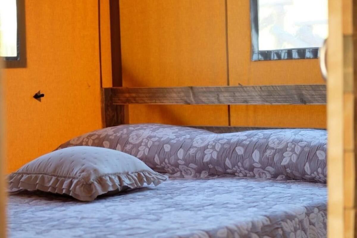 2 bilik tidur, dilengkapkan perabot secara berasingan, cadar katil