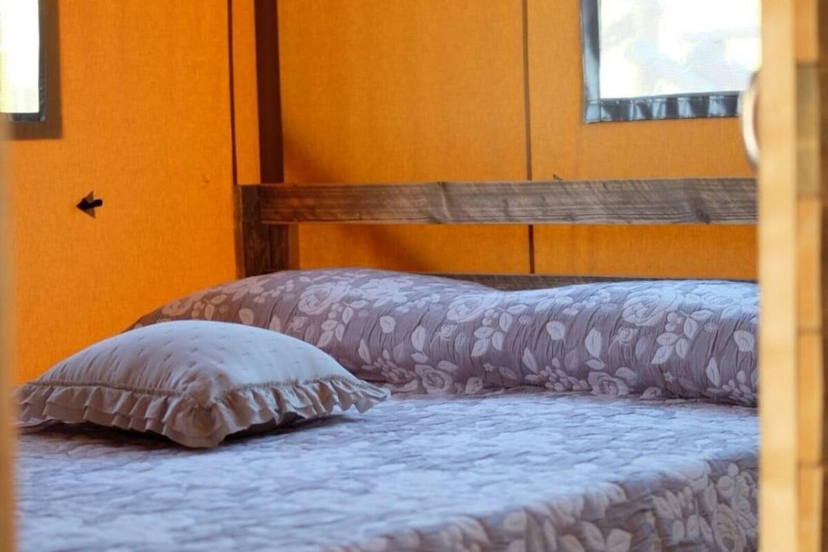 2 kamar tidur dan dilengkapi dengan perabotan berbeda-beda