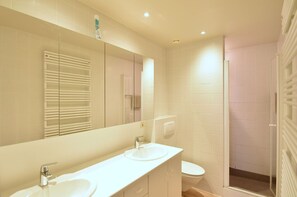 Classic Apartment, 3 Bedrooms | Bathroom | Shower