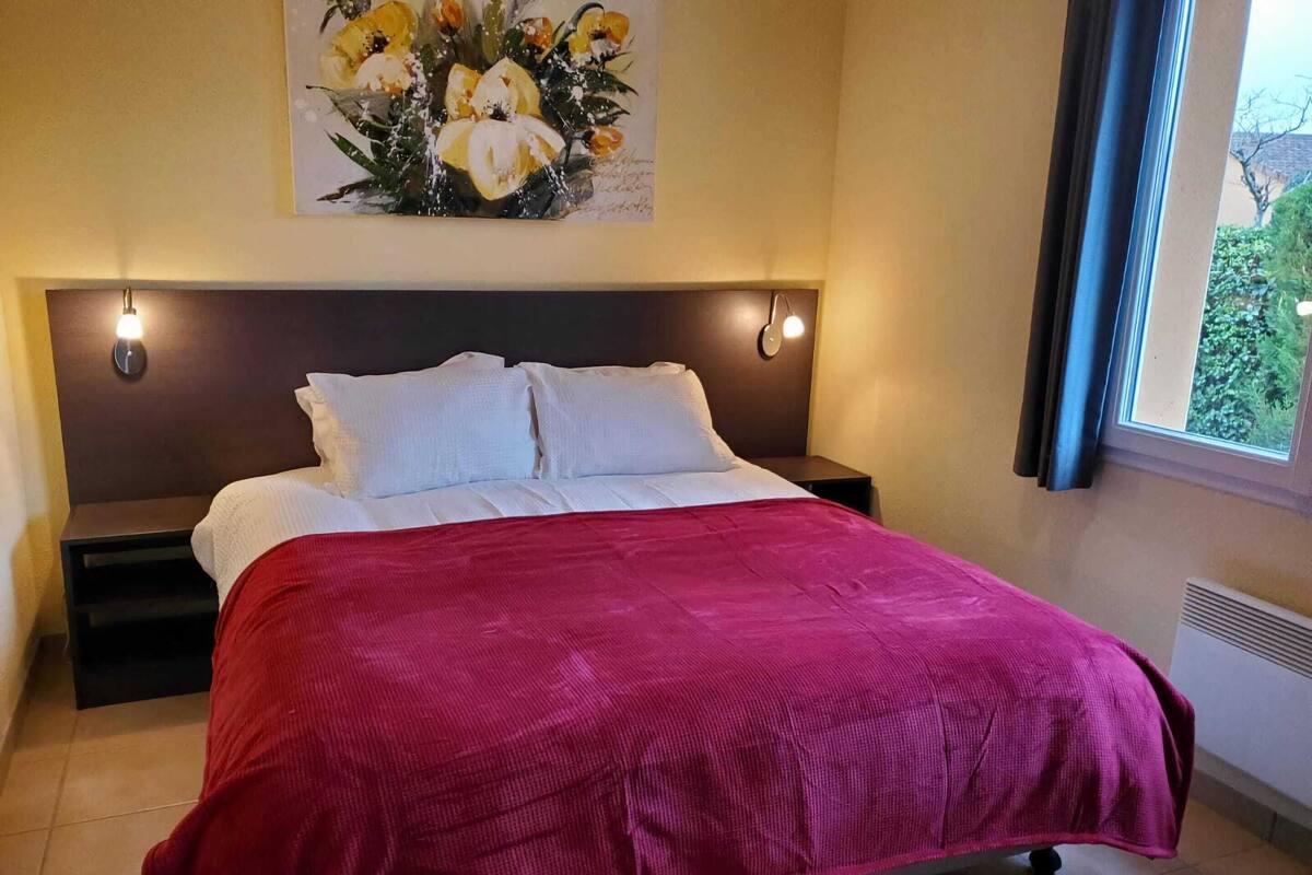 Romantic House, 2 Bedrooms | 18 bedrooms, individually furnished, bed sheets