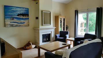 Classic House, 2 Bedrooms | Living room | Fireplace