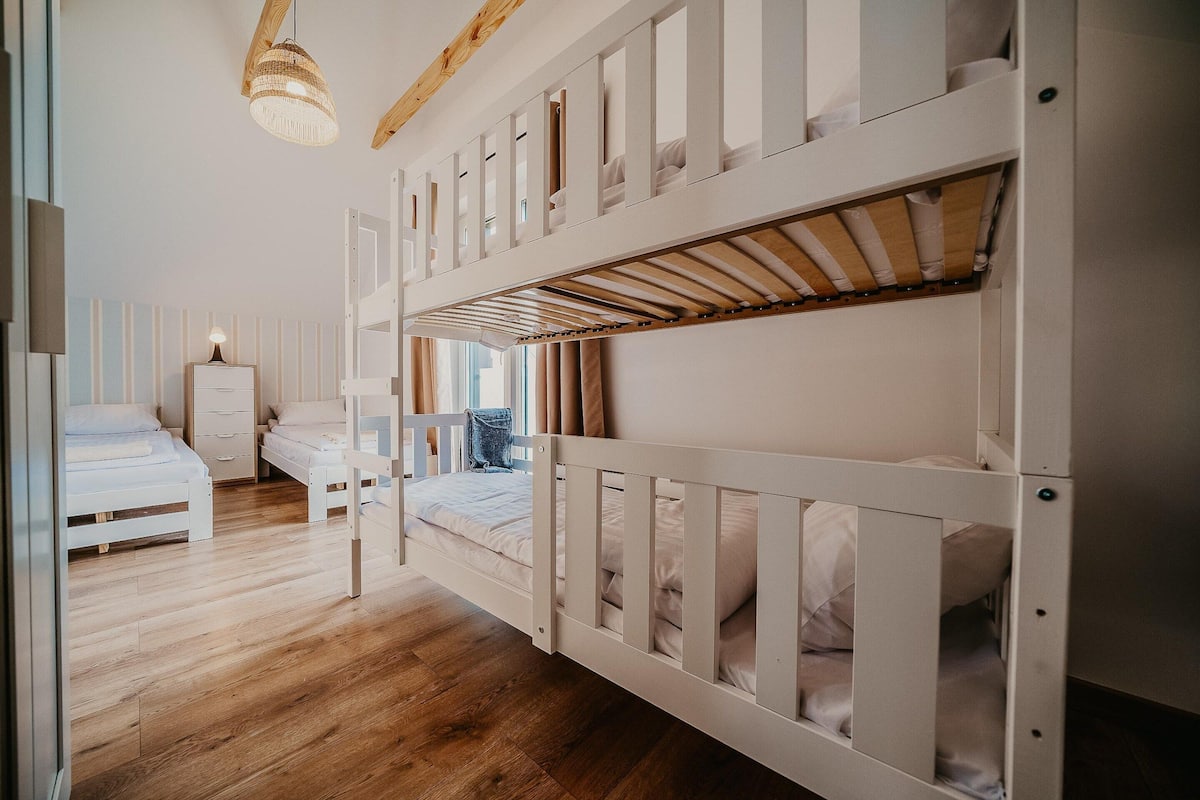 3 quartos, individualmente mobiliados, roupa de cama