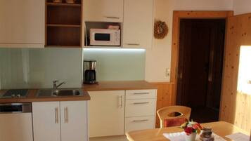 Classic-Apartment, 2 Schlafzimmer | Eigene Küche | Kühlschrank, Hochstuhl