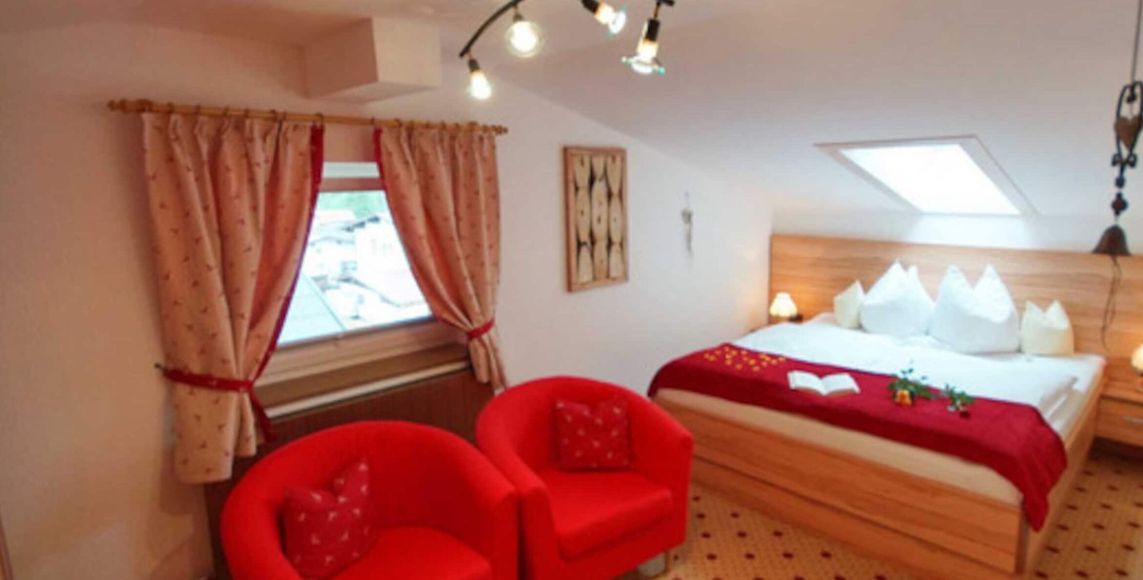 2 عدّة غرف نوم وملاءات أسرّة