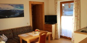 Apartamento clásico, 2 habitaciones | Sala de estar