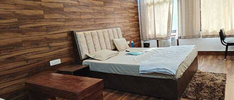 Standard dubbelrum - utsikt mot trädgården | Värdeförvaringsskåp på rummet, skrivbord och arbetsyta för laptop