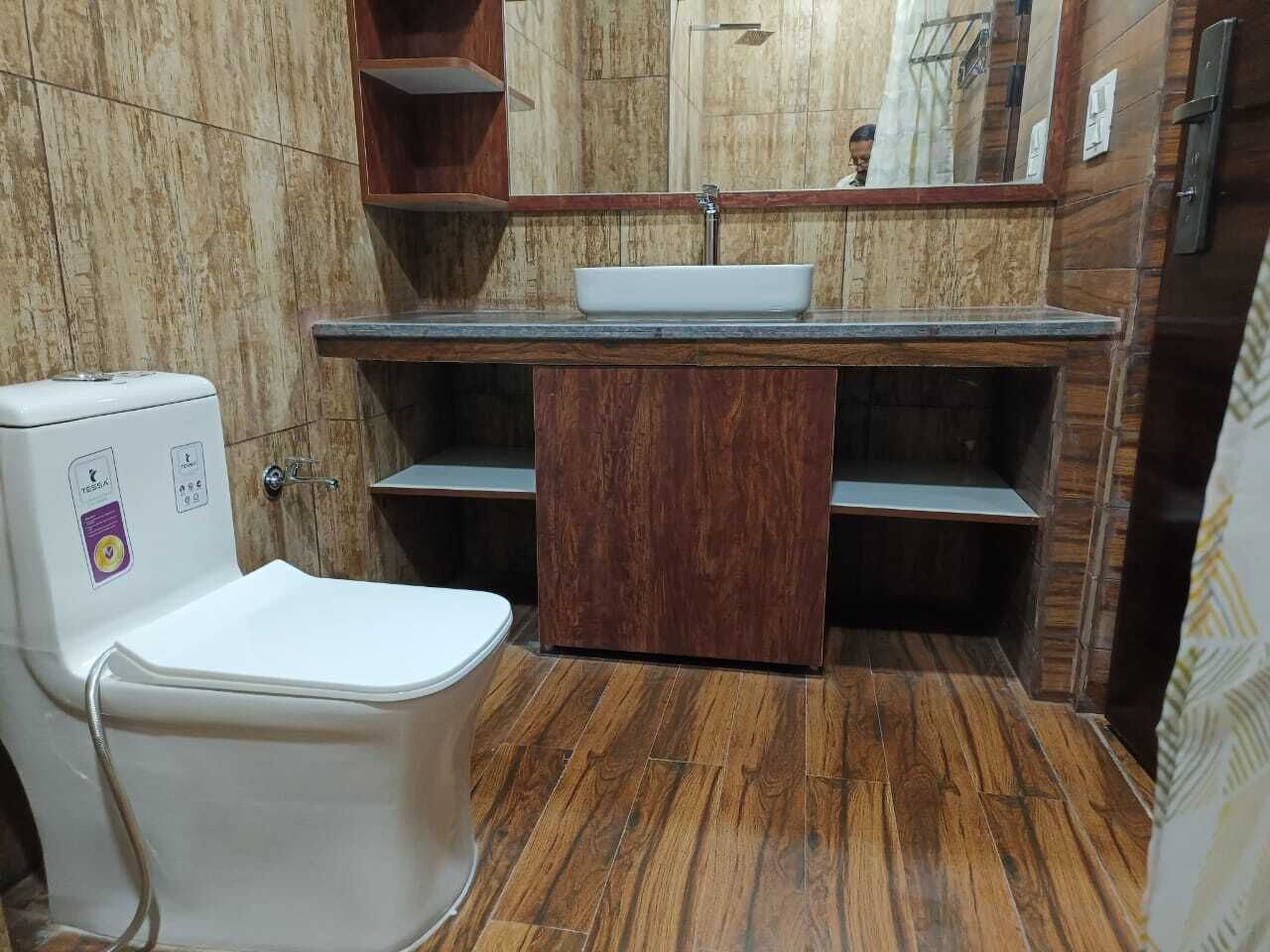Une salle de bain équipée de toilettes, d’un lavabo et d’un miroir.