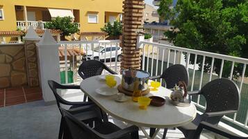 Apartamento clásico, 3 habitaciones | Balcón