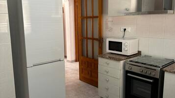 Apartamento clásico, 3 habitaciones | Cocina privada | Frigorífico, microondas, horno y cafetera o tetera