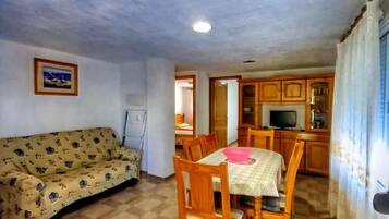 Classic Apartment, 3 Bedrooms | Living room