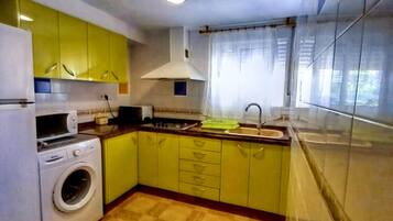Apartament clàssic, 3 dormitoris | Cuina privada | Frigorífic, microones, forn i cafetera i tetera