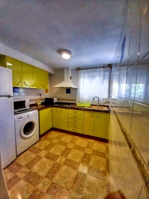 Apartamento clásico, 3 habitaciones | Cocina privada | Frigorífico, microondas, horno y cafetera o tetera