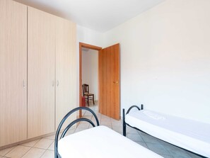 8 chambres, ameublement personnalisé, fer et planche à repasser