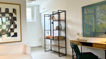 Studio Suite Deluks, pemandangan kebun | Brankas, tirai kedap cahaya, setrika/meja setrika, dan Wi-Fi gratis