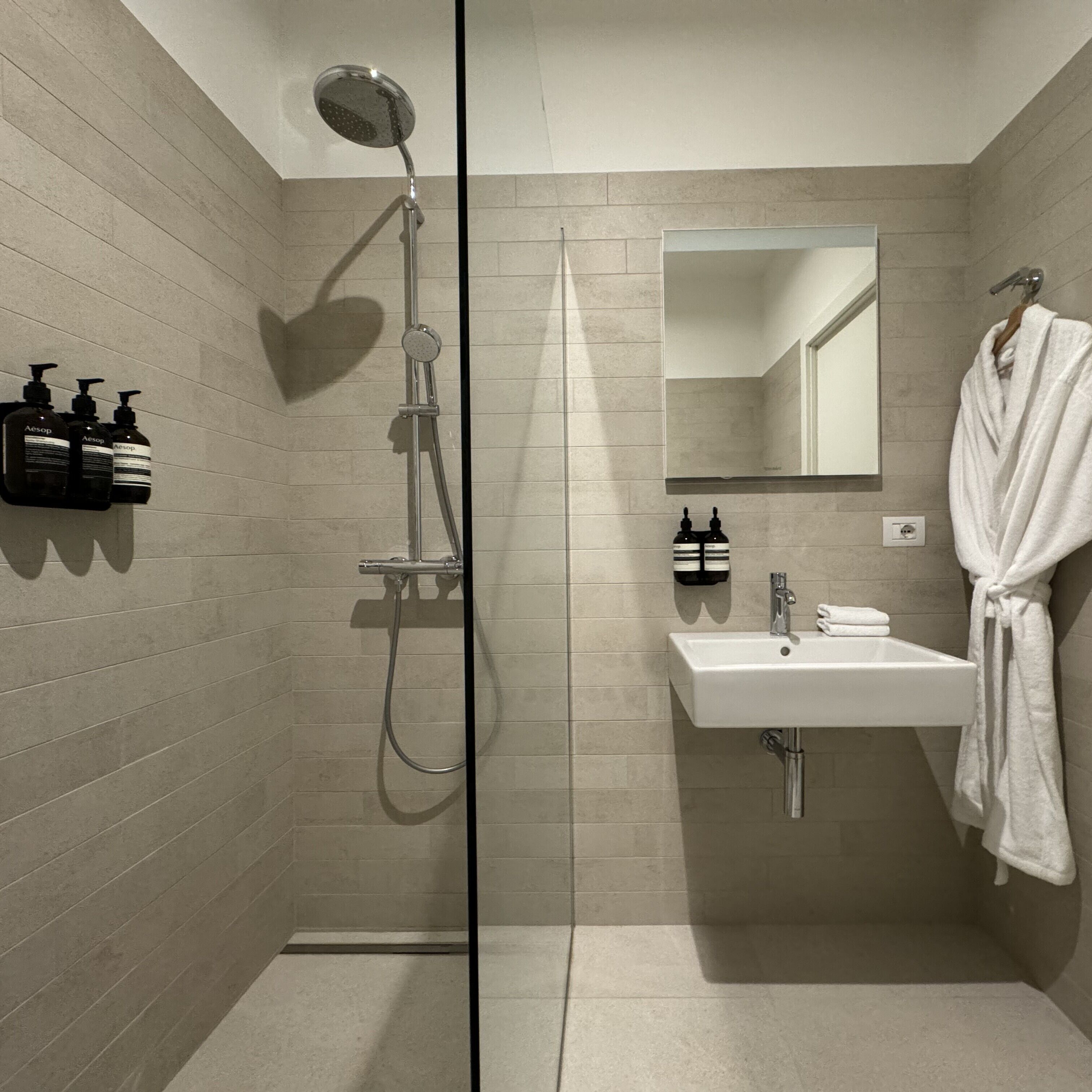 Suite Studio Deluxe, vue jardin | Salle de bain | Douche, sèche-cheveux, peignoirs, chaussons