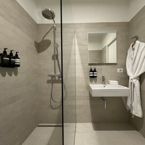 Suite monolocale Deluxe, vista giardino | Bagno | Doccia, asciugacapelli, accappatoio, pantofole