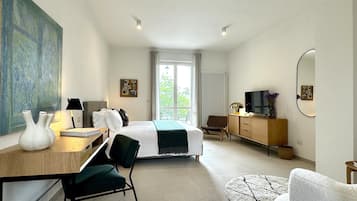 Studio Suite Deluks, pemandangan kebun | Brankas, tirai kedap cahaya, setrika/meja setrika, dan Wi-Fi gratis