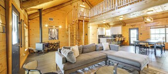 5 Mi to Dtwn Dripping Springs: Cabin w/ Jacuzzi!