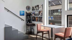 Ein modernes Interieur mit Treppe, Plattenspieler und Wandbildern.