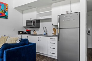 Refrigerador, microondas, parrilla de estufa y cafetera y tetera 