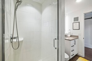 Dusch, hårtork och handdukar