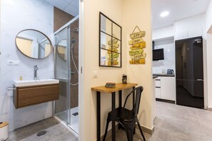 Apartamento clássico, 2 quartos | Banheiro | Chuveiro
